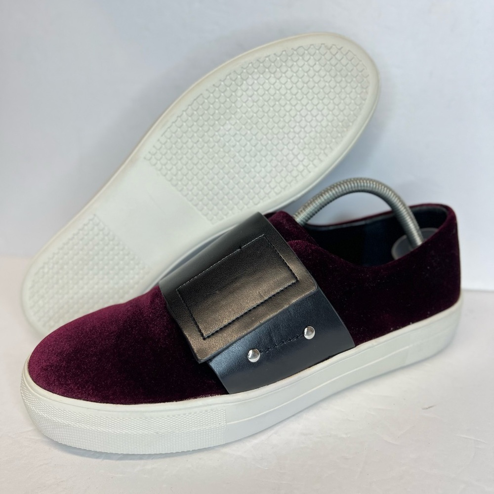 Design-Lab Lord & Taylor Womens Sari Burgundy Velvet Adjustable Sneakers Sz 10M